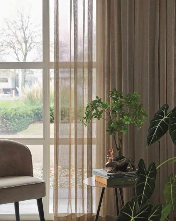 Zand bruine vitrages in de zithoek