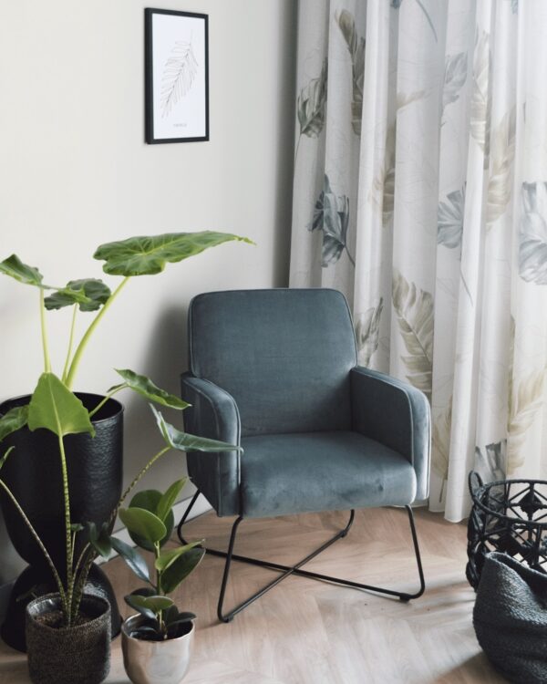 Semi transparante witte gordijnstof met botanisch dessin in een lichte woonkamer. Thuisin