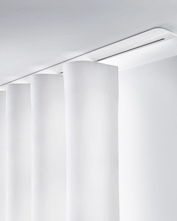 Elegante witte gordijnrails met lichte gordijnen. Thuisin