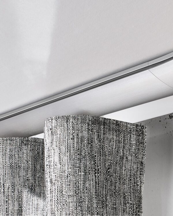 Gordijnrails Intersil grijs gordijn Liggend Milieu W5 rvs zilver