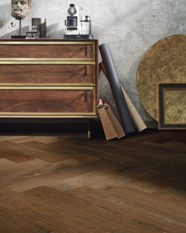 Sfeervolle slaapkamer met donkere Meister laminaatvloer.