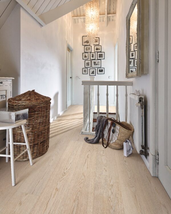 Lichte hal met natuurlijke houten vloer van Lindura Meister