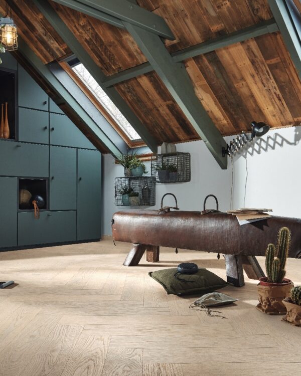 Industriële loft met robuuste Meister laminaatvloer.