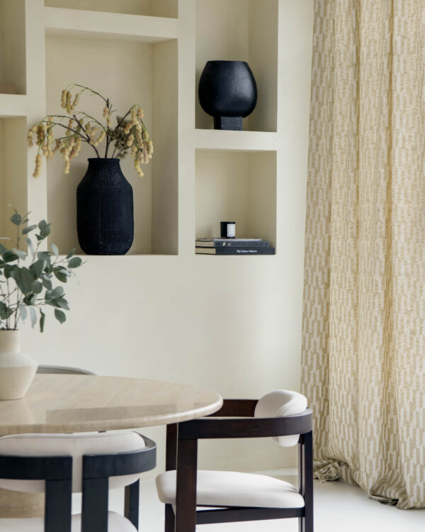 Licht creme gordijnen in eetkamer