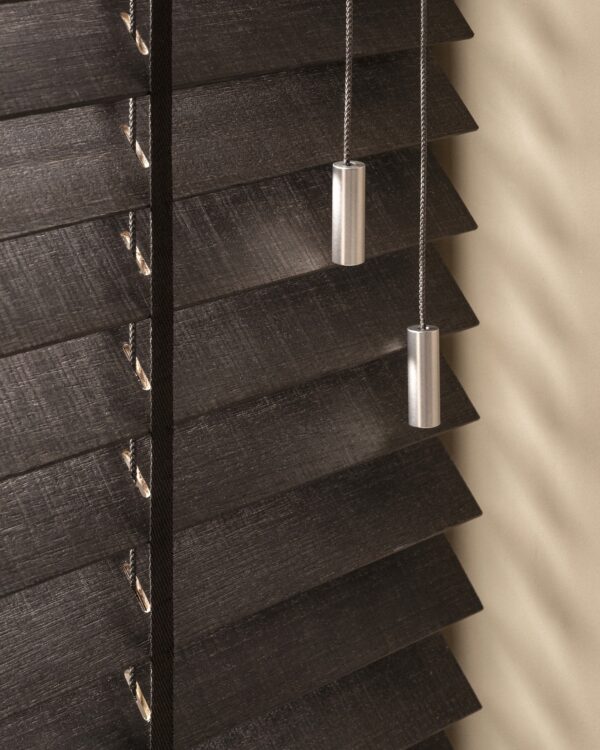 Donkere houten jaloezieën: stijlvolle houten jaloezieën in donker hout voor luxe raamdecoratie.