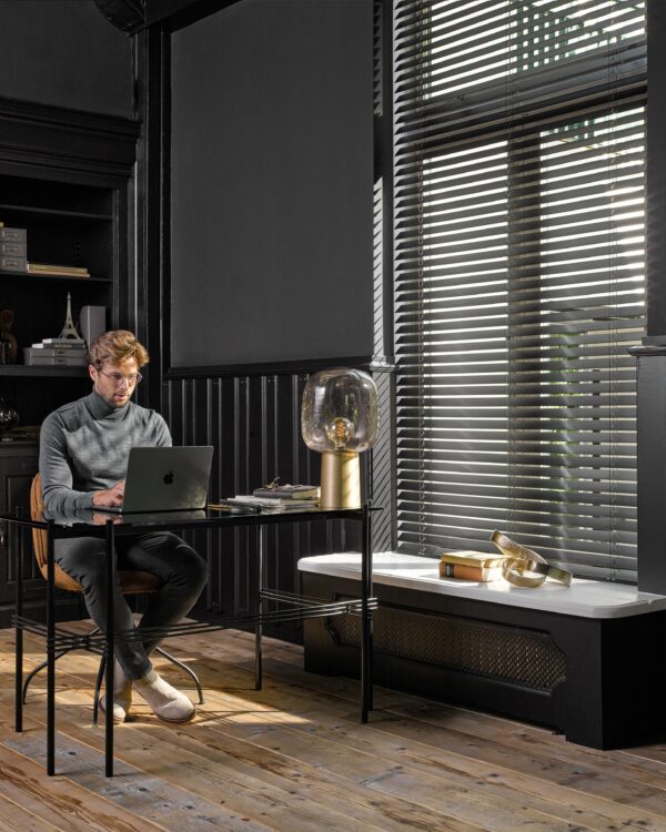 Houten jaloezien Luxaflex zwart werkkamer mens
