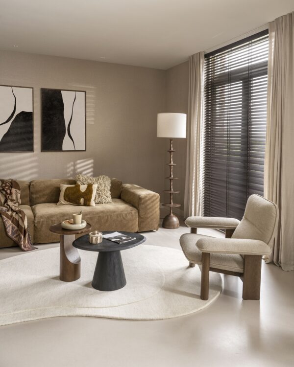 Zwarte houten jaloezieën in de woonkamer