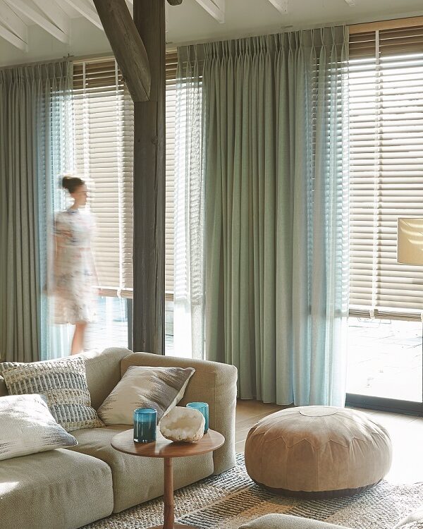 Gordijnen met jaloezieën combineren - A house of happiness
