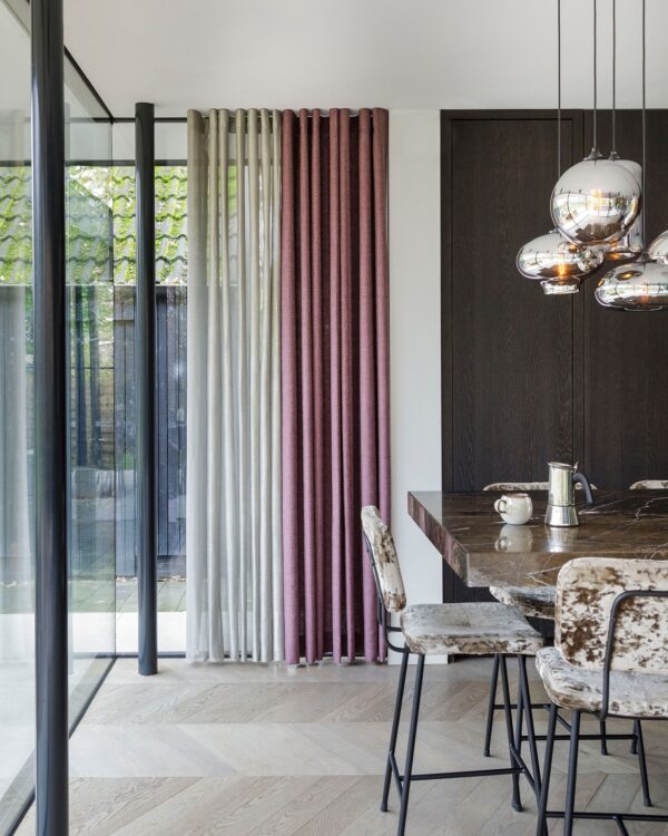 Semi transparante gordijnstof in beige en pastel passend bij eetkamer met hoge ramen. Thuisin