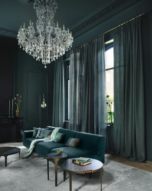 Antiek messing gordijnrails in een elegant Hotel chique woonstijl interieur. Thuisin