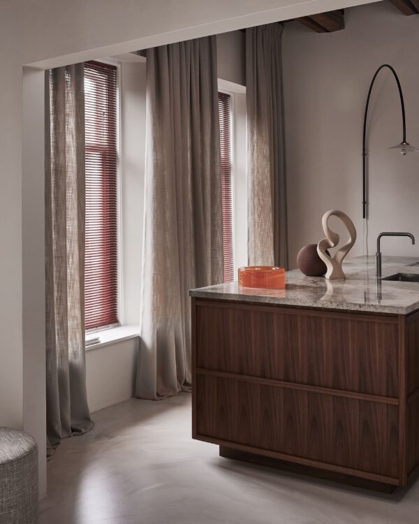 Keuken gordijnen licht transparant in beige passend bij houten keukenblok met marmeren werkblad, kamerhoge gordijnen op maat.