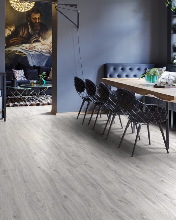Zithoek met lichte houtlook vloer gecombineerd met donkere kleur muurverf