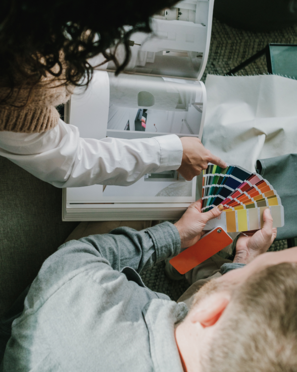 Met kleur- of interieuradvies zorg je ervoor dat materialen, kleuren en producten perfect matchen, de experts van Thuisin helpen je graag verder.