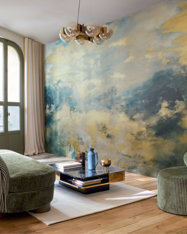 Behang met goud, blauw en wit in een moderne woonkamer met groene meubels en een glazen tafel