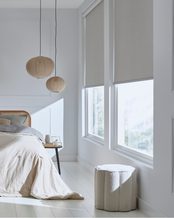 Witte, verduisterende rolgordijnen in een Scandinavische woonstijl