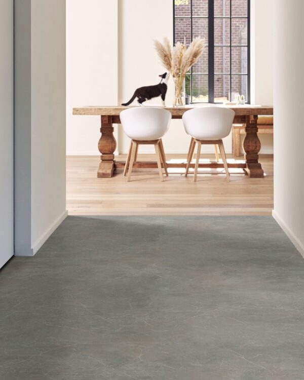 Landelijk sfeerbeeld met pvc-vloer tegelmotief en een landelijke tafel met witte stoelen
