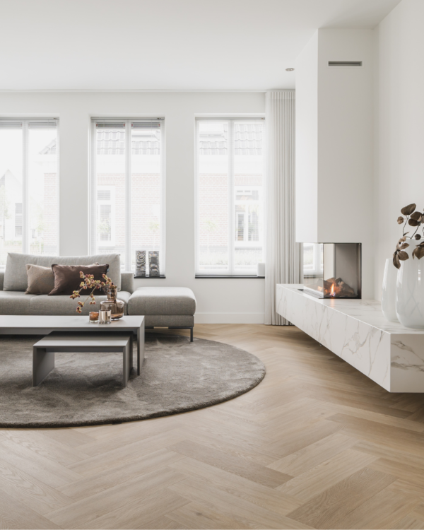 pvc-visgraatvloer in de woonkamer met een openhaard