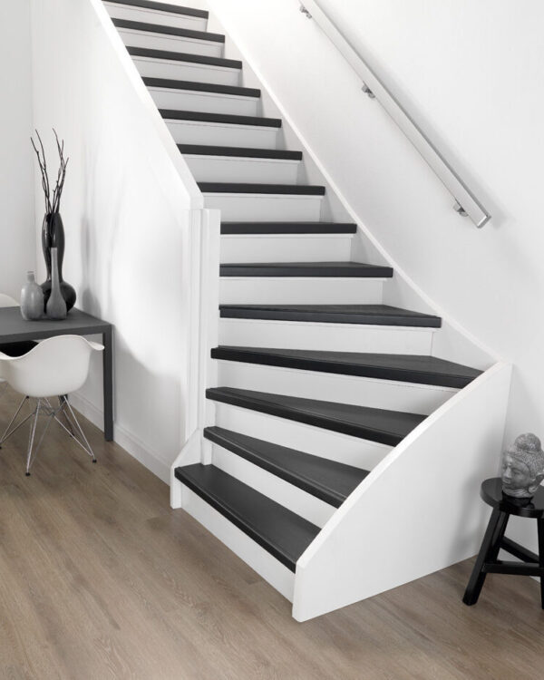 Deli Home traprenovatie met zwarte traptreden