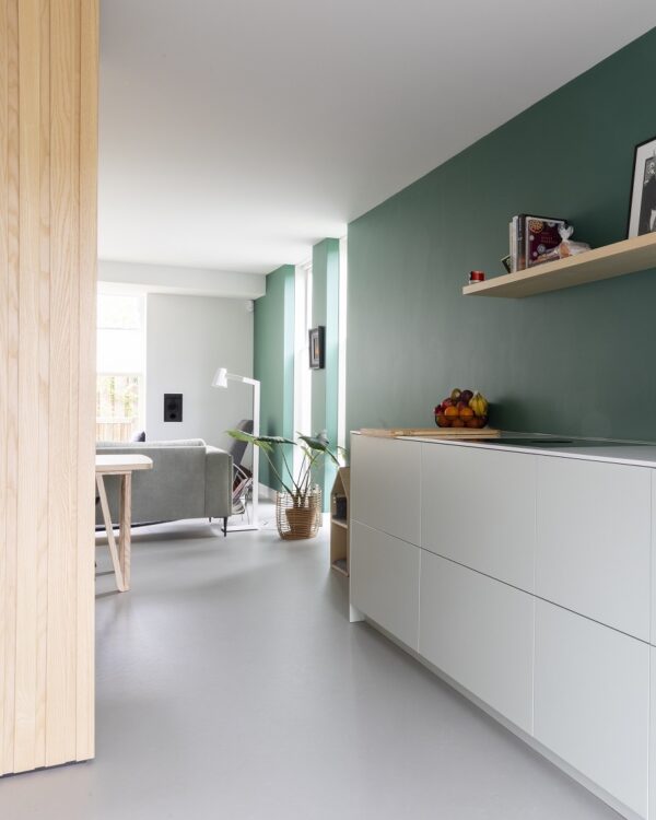 Woonkeuken met betonlook vloer en natuurlijke materialen