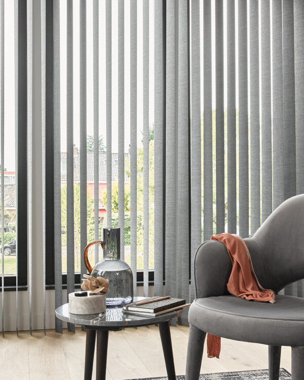 Grijze lamellen in de zithoek