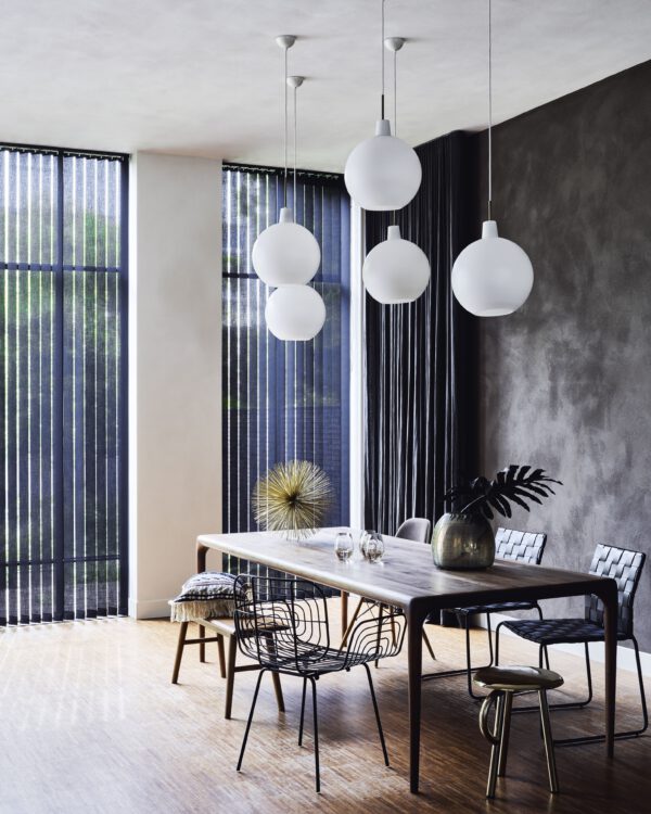 Lamellen van bece in de eetkamer