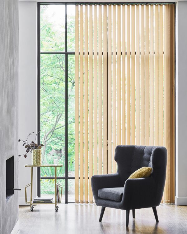 Lamellen van bece voor in de woonkamer