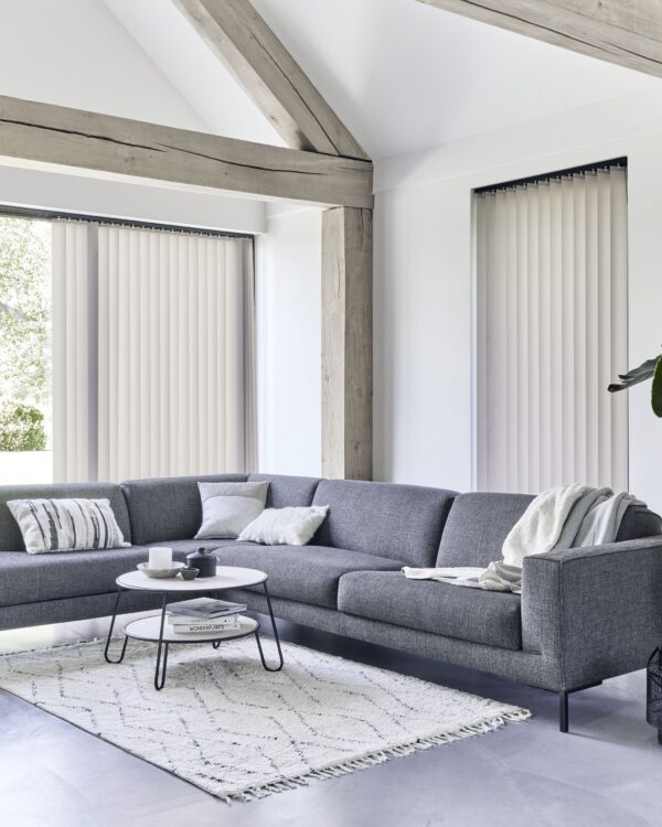 Lamellen van bece voor in de woonkamer in de kleur taupe