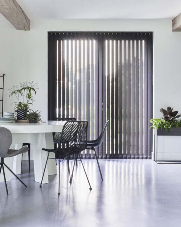 Zwarte lamellen in de eetkamer