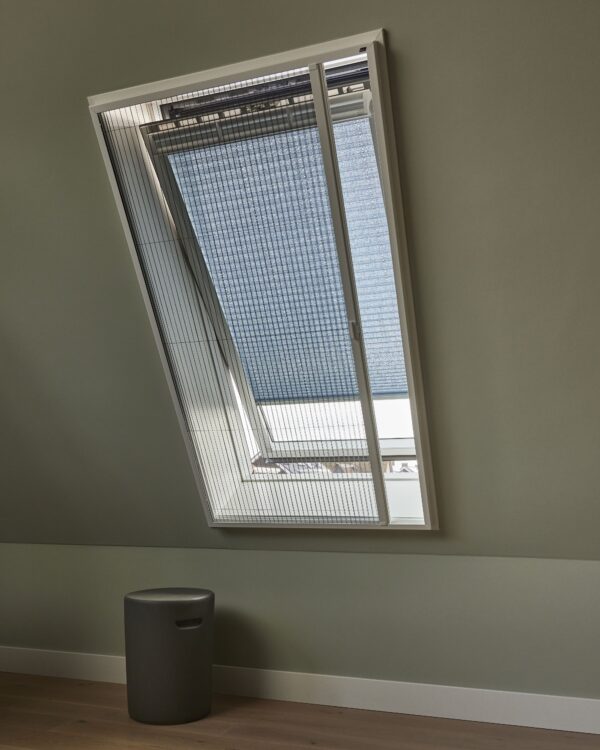 Plisse schuifhor voor een schuin raam