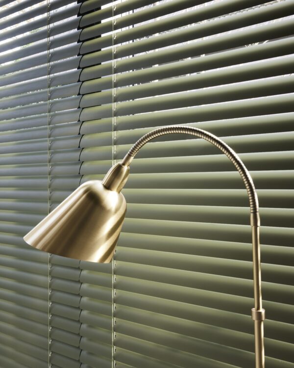 Detail aluminium jaloezie in natuurlijke groentint met smalle lamellen