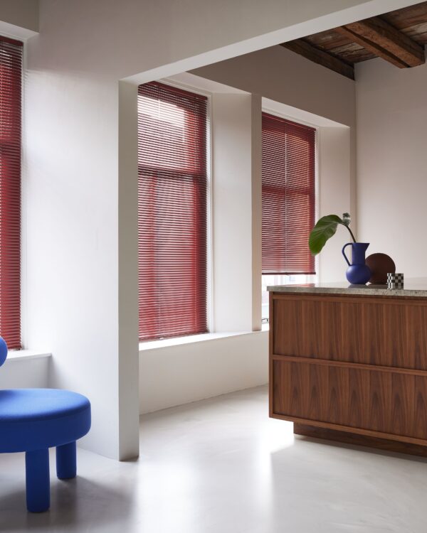 Strakke design keuken met Luxaflex aluminium jaloezieën in rood