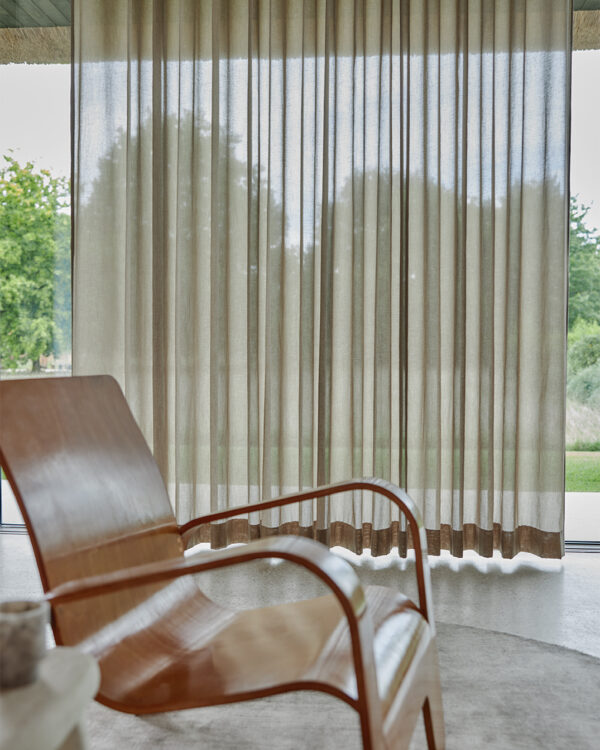 Woonkamer met vitrages op maat, de perfecte mix van privacy en daglicht in huis