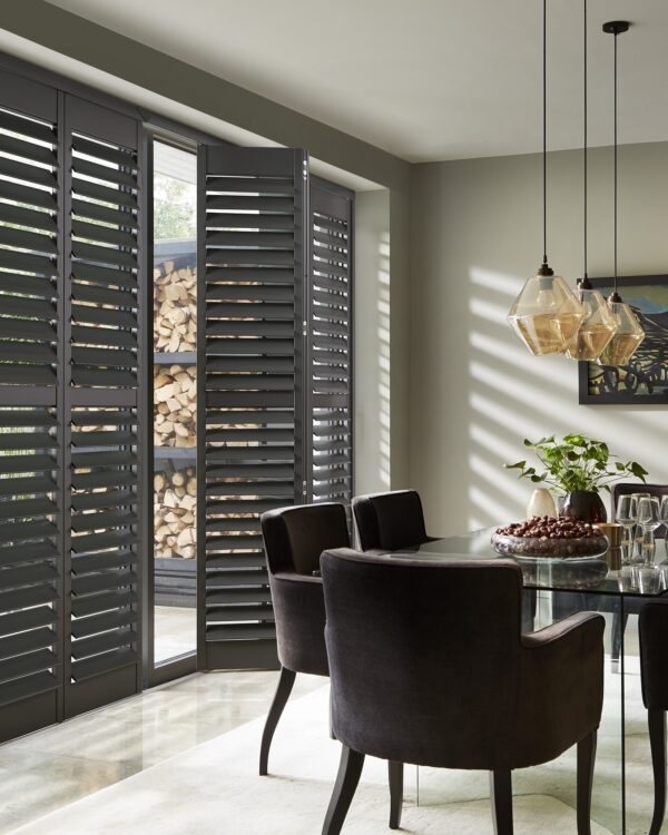 Eetkamer met brede lamellen shutters voor optimale lichtregeling