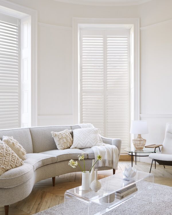 Elegant interieur met houten shutters in erkerraam