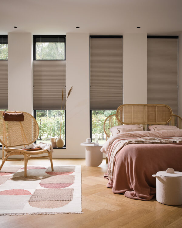 Beige Luxaflex Duette® Shades raamdecoratie in de slaapkamer