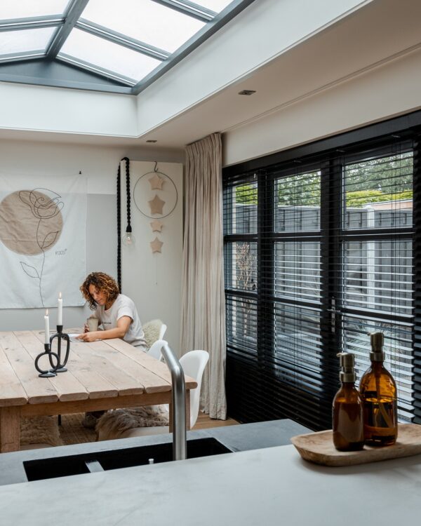 Luxaflex raamdecoratie horziontale zwarte jaloezieën in de keuken