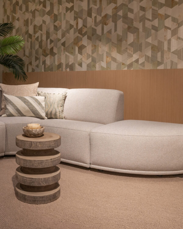 Woonkamer met Arte behang en lichten eiken wandpanelen en grijze hoekbank met beige vloerkleed