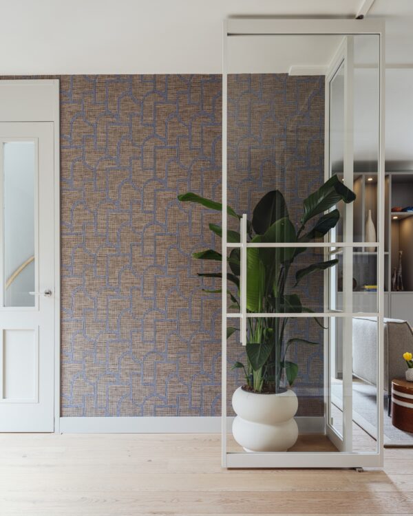 Witte stalen deuren met houten vloer bij Thuisin