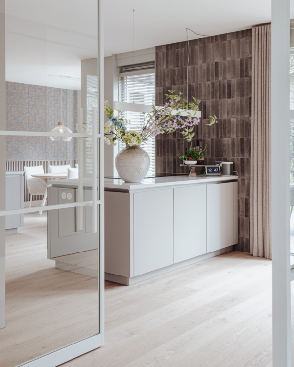 Roomdivider met witte stalen deuren, wavegordijnen en nieuwe vloer – stijlvol én functioneel