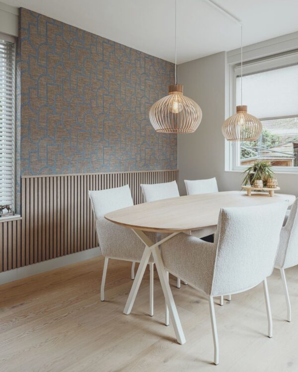 Eethoek met lichte lindura vloer, wandpanelen en behang