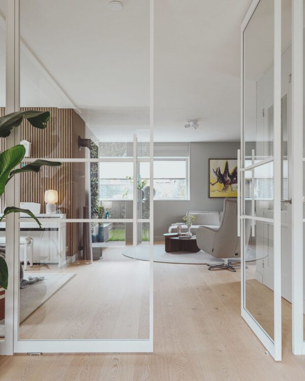 Witte metalen deuren in de woonkamer met een lichte eiken Lindura vloer