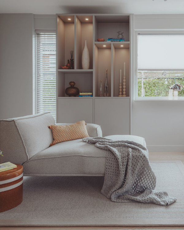Nieuwe loungehoek met op maat gemaakte kast, zacht vloerkleed en sfeervolle muurverf – perfect om te ontspannen
