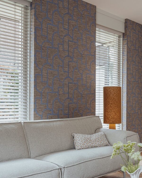 Houten jaloezieën in de woonkamer