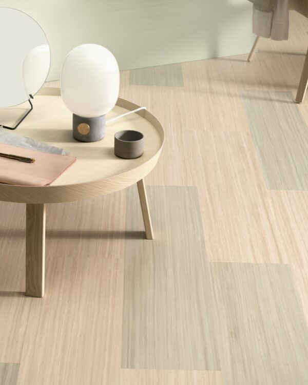 Detail marmoleum vloer planken in twee verschillende kleuren gelegd