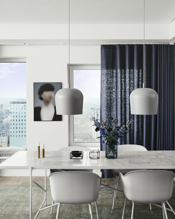 Moderne eetkamer in wit en grijstinten met donkerblauwe licht transparante gordijnen aan witte gordijnrails met elektrische bediening.