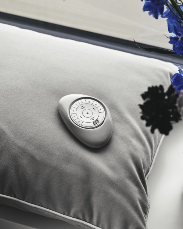 Stijlvolle afstandsbediening voor jouw elektrische gordijnrails, de Pebble® van Luxaflex® is verkrijgbaar in 10 verschillende kleuren.