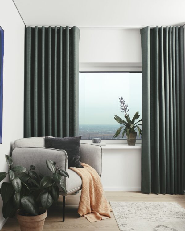 Isolerende gordijnen met prachtige wave plooi aan witte elektrische gordijnrails, voor extra gemak in de slaapkamer.