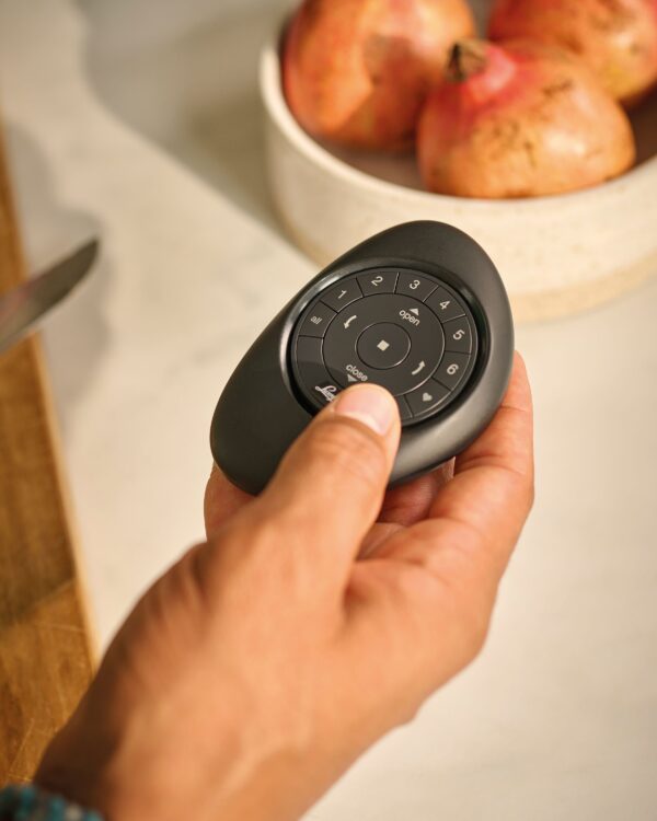 Op maat gemaakte gordijnrails en elektrisch bedienbare gordijnen voor optimaal comfort. Thuisin