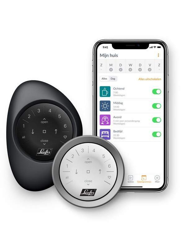 Gordijnen bedien je elektrisch met de Pebbel®  afstandsbediening of de PowerView®-app van Luxaflex®