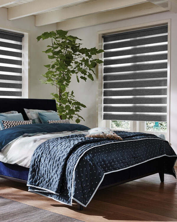 Multishades van Luxaflex in de kleur zwart voor in de slaapkamer